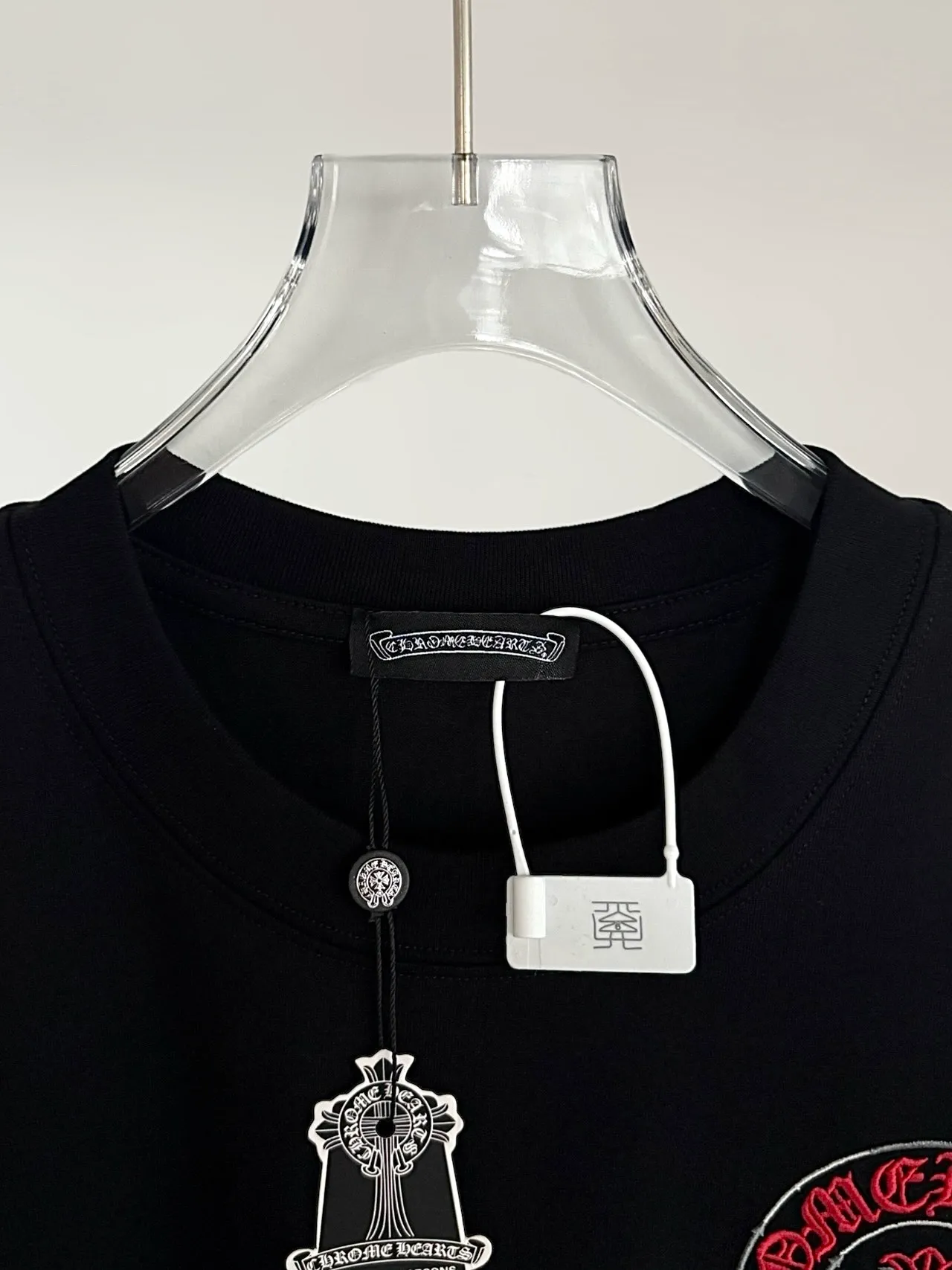 P150 [High Quality] Chrome Hearts New embroidered horseshoe logo brand logo on the front and rear panels are designed with heavy craftsmanship of 100,000 needle embroidery. High-end customized 32-count 280g fabric. Soft to the touch. Comfortable to wear. Exquisite stitching. Fine workmanship. The upper body effect is incomparably handsome! Same style for men and women, color: white, black size: S to xL